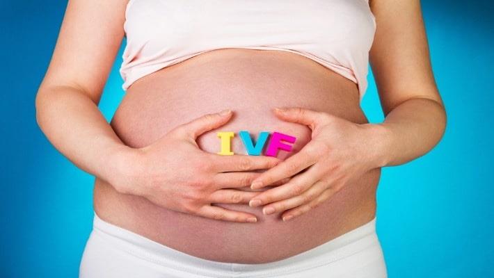 אישה בהריון שעל בטנה האותיות IVF, נפארלין