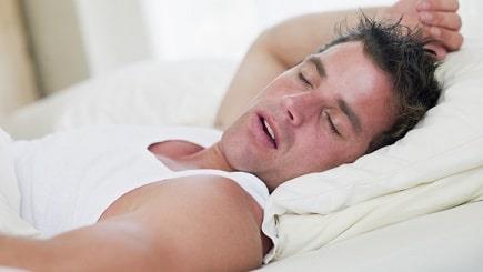 גבר עם בעיות שינה ישן טוב לאחר נטילת בונדורמין, ברוטיזולאם 