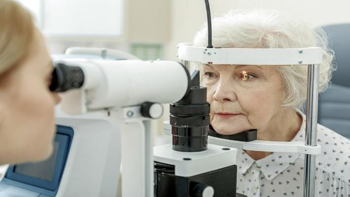 רופאת עיניים מבצעת בדיקת לחץ תוך עיני לאישה מבוגרת, ברינזולאמיד לטיפול בגלאוקומה