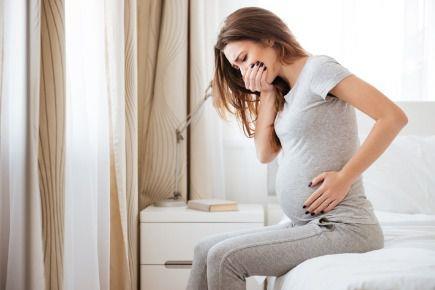 אישה סובלת מבחילות והקאות בהריון