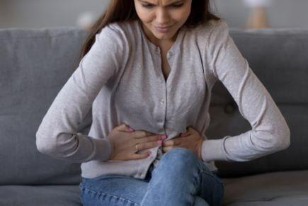 פחם פעיל אישה סובלת מגזים במערכת העיכול