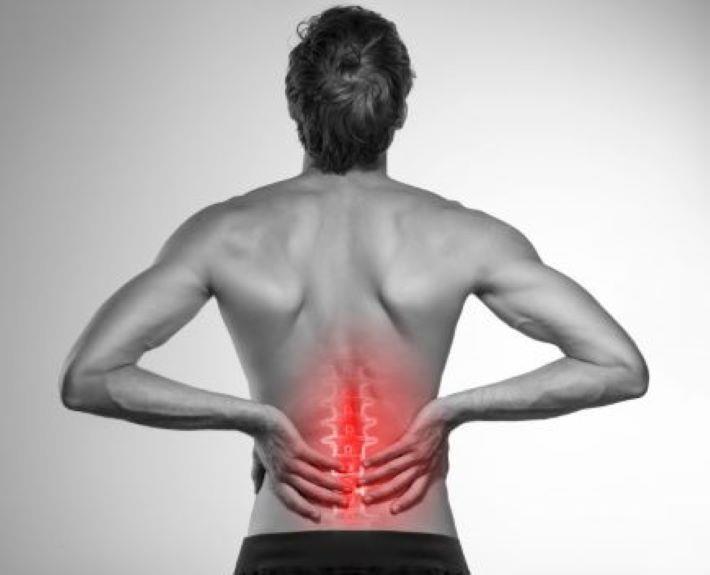 מוסקול כאבי שרירים גבר סובל מכאבי גב