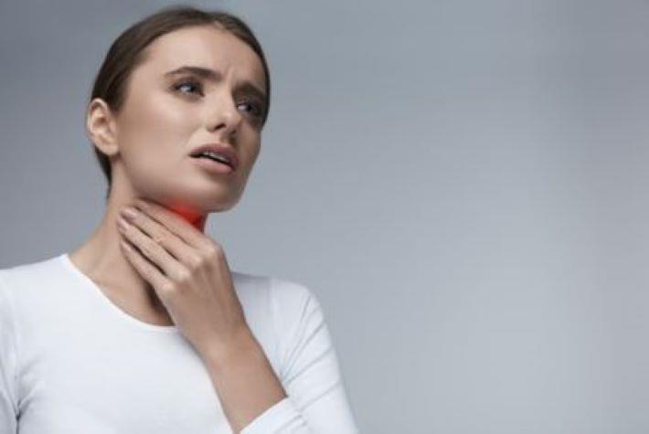 אישה סובלת מכאב גרון, קלגרון