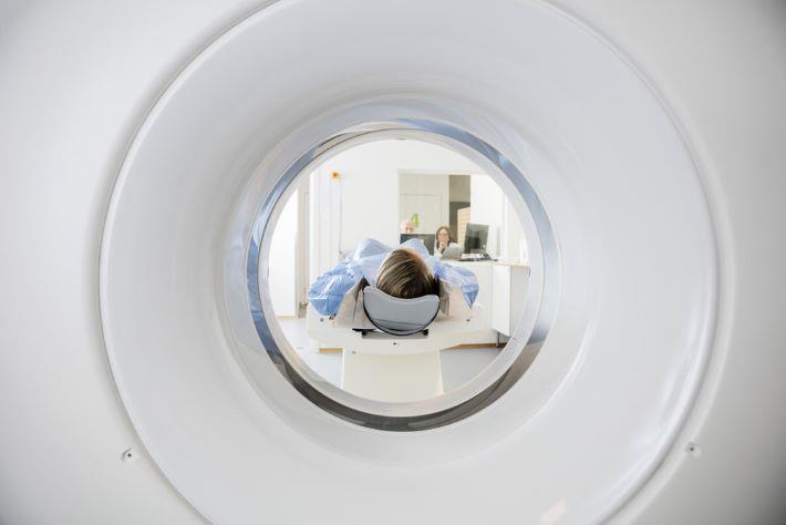 אישה שוכבת בעת ביצוע בדיקת CT, בדיקת סיטי