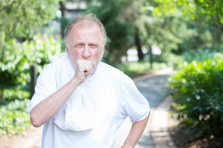 גבר מבוגר משתעל בגלל נפחת ריאות, בדיקת אלפא 1 אנטיטריפסין בדם