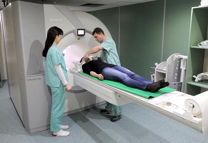 אישה עוברת MRI שד