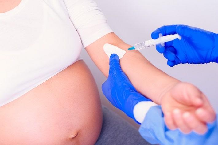 אישה בהיריון עוברת בדיקת דם, בדיקת FNAIT