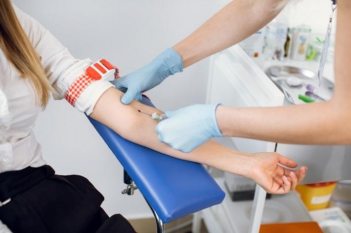 אחות לוקחת דם ממטופלת לצורך תבחין איגןר טסיות, Platelet Aggregometry 