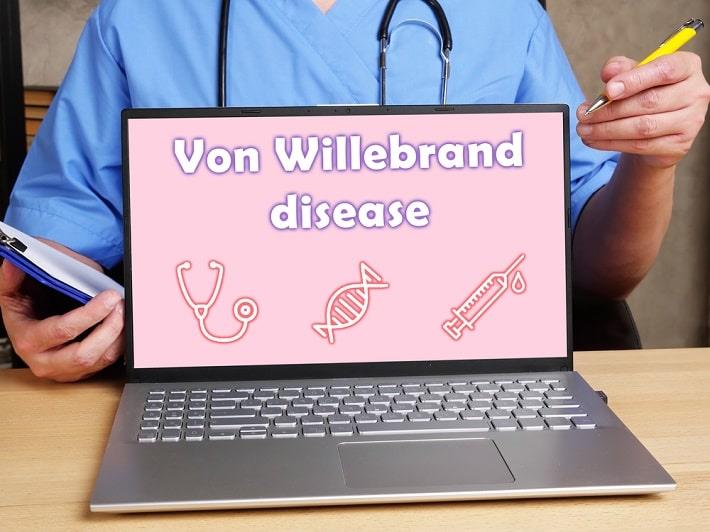 רופאה מחזיקה מחשב נייד ועליו כיתוב מחלת וון-ווילברנד באנגלית, בדיקת תבחין ריסטוצטין קופקטור 