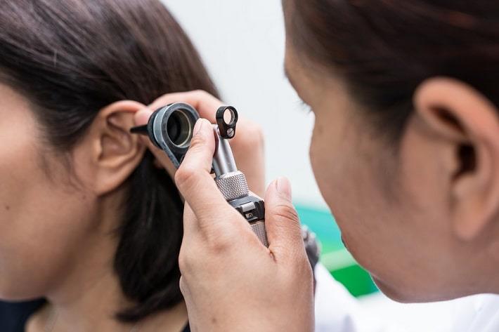 רופאת אא"ג עורכת בדיקה במטופלת לפני ביצוע בדיקת תרבית אוזן