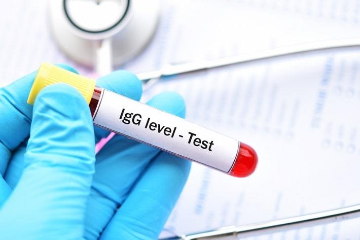 יד אוחזת במבחנת דם של בדיקת IgG לצ'יקונגוניה 