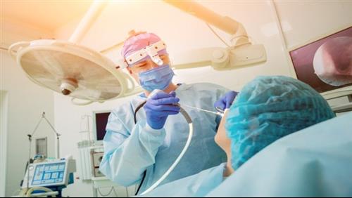 רופא מבצע ניתוח אף אנדוסקופי, רפואה אסתטית