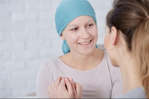 חולת סרטן משוחחת עם רופאה מומחית באונקולוגיה