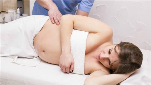 אישה בהיריון עוברת עיסוי רפואי