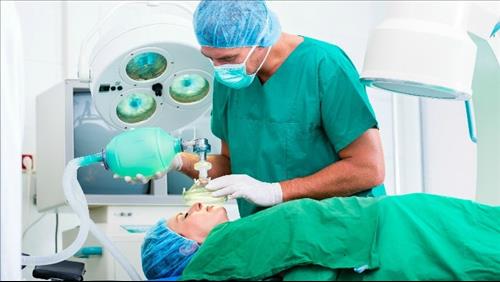 רופא מרדים בחדר ניתוח מבצע הרדמה במטופלת