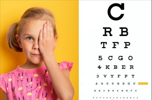 ילדה מנסה לקרוא צלוח בדיקת ראייה אצל אופטומיטריסט 